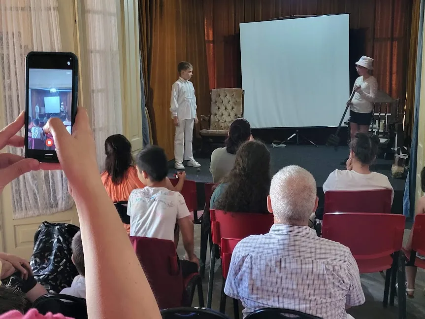 Copii participând la Arta actorului