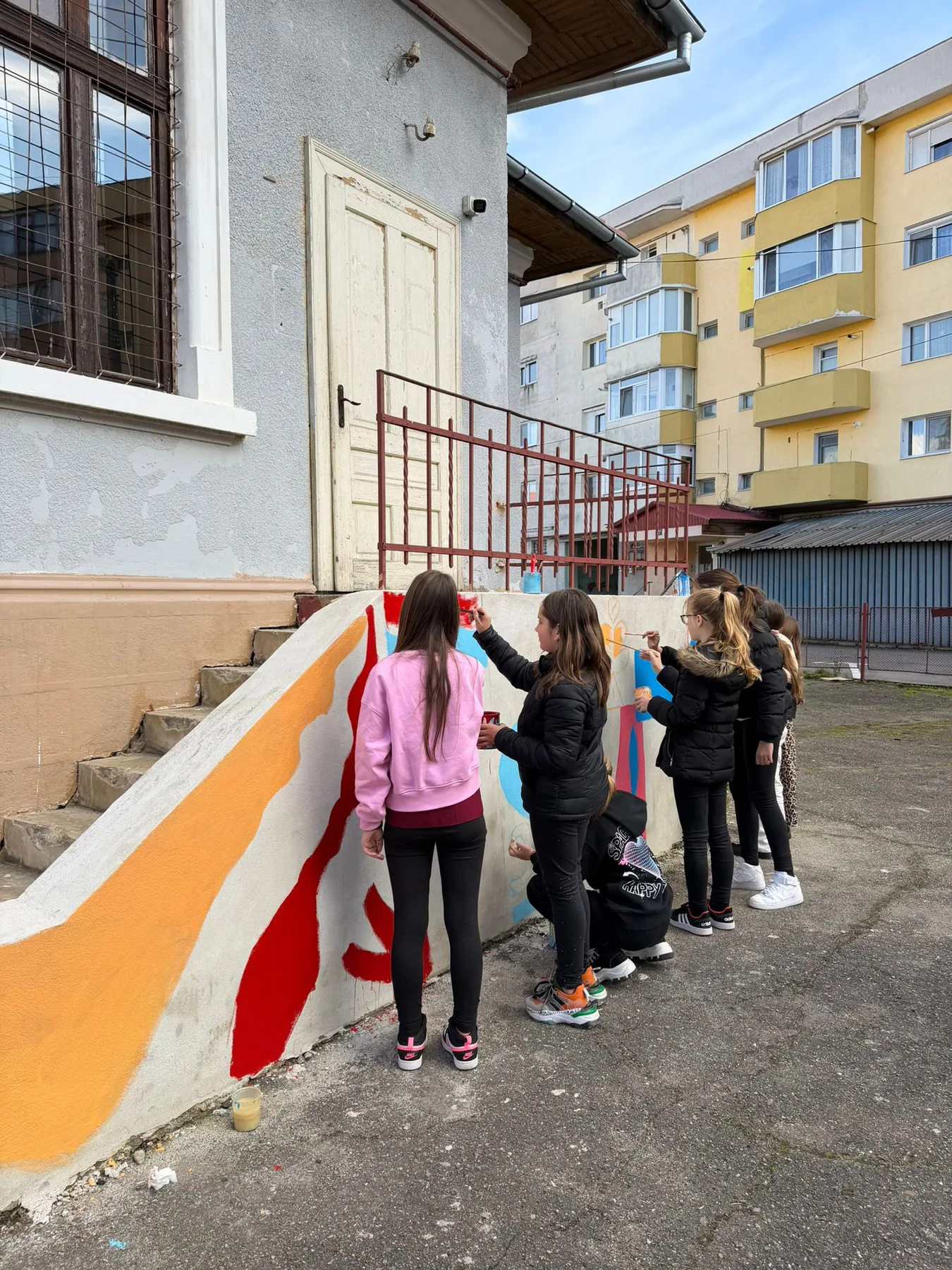Copii participând la Atelierul fanteziei