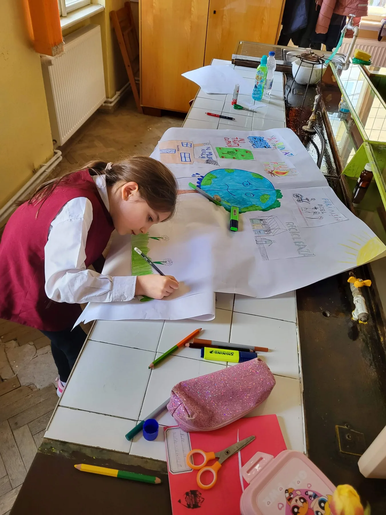 Copii participând la Chimie experimentală