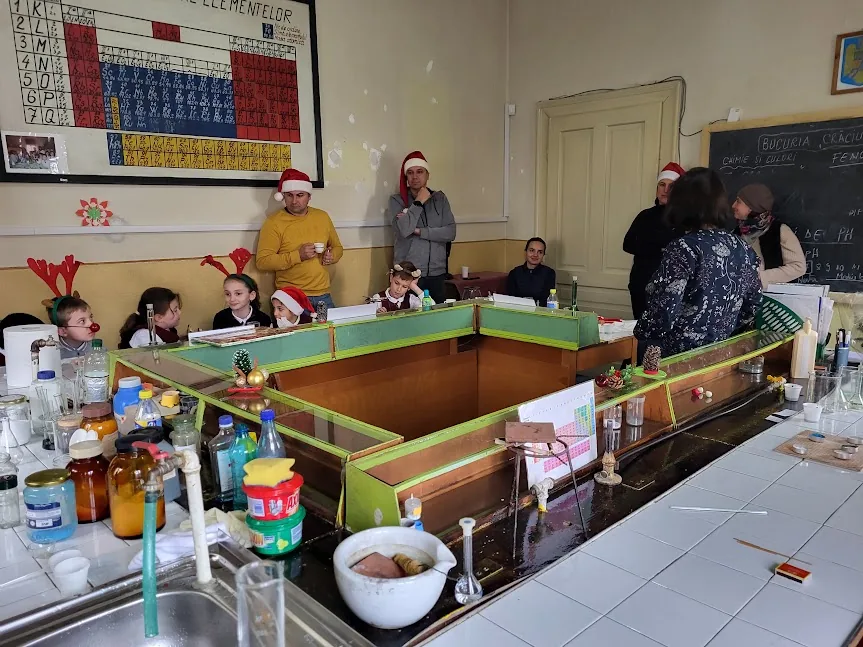Copii participând la Chimie experimentală
