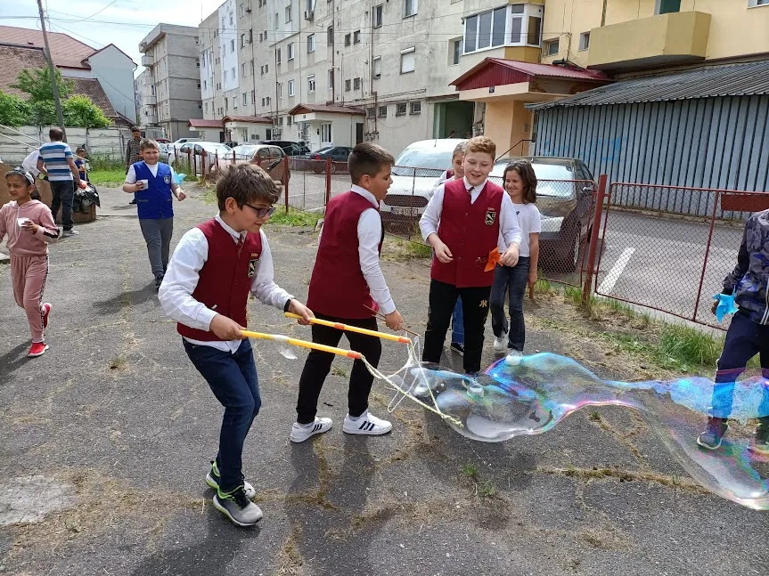 Copii participând la Chimie experimentală