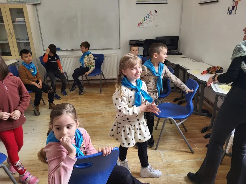 Copii participând la Cultură și civilizație engleză