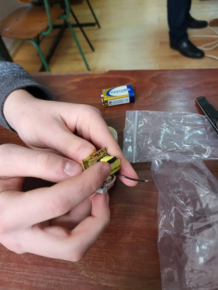 Copii participând la Electronică / Tehnologii