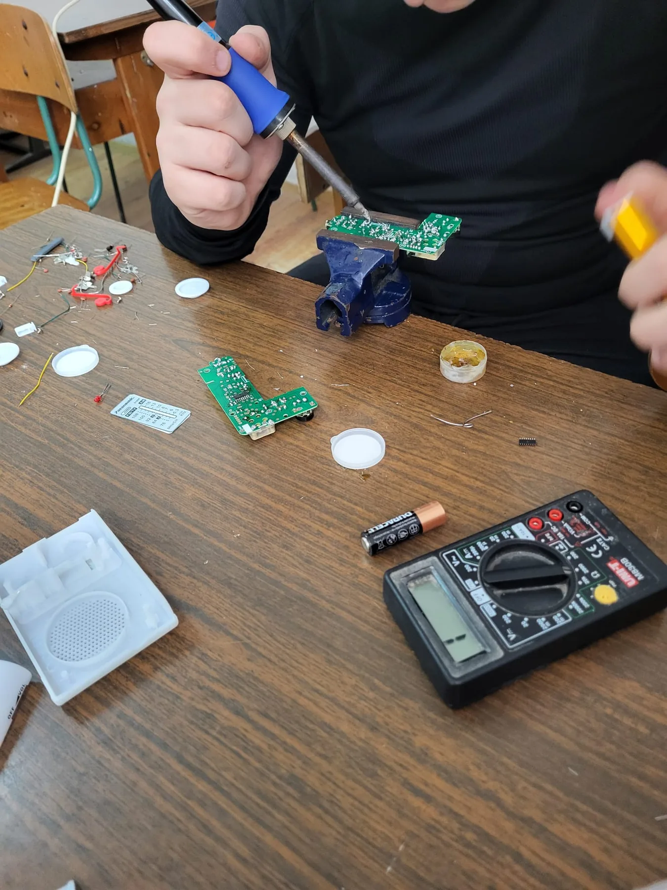 Copii participând la Electronică / Tehnologii