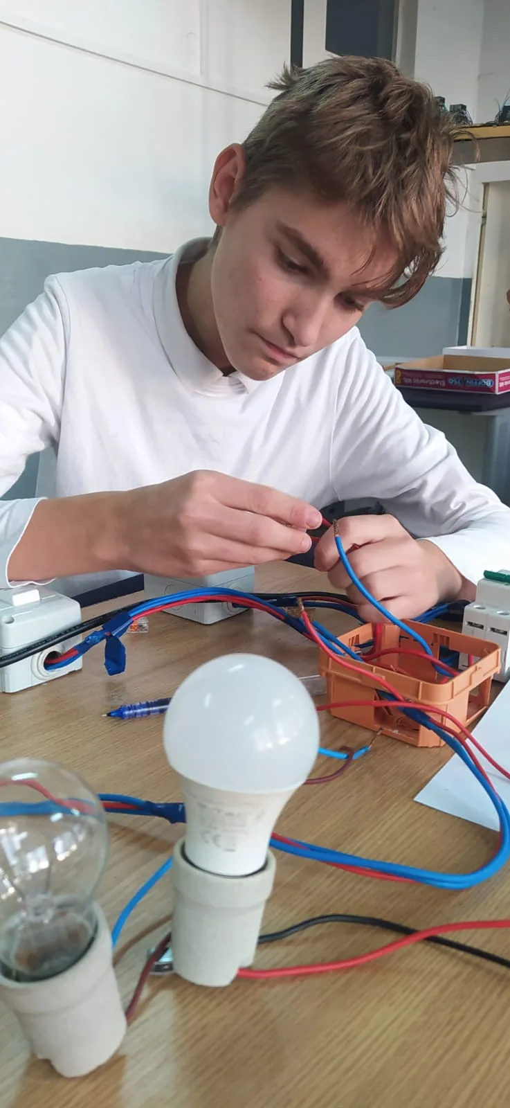 Copii participând la Electronică / Tehnologii