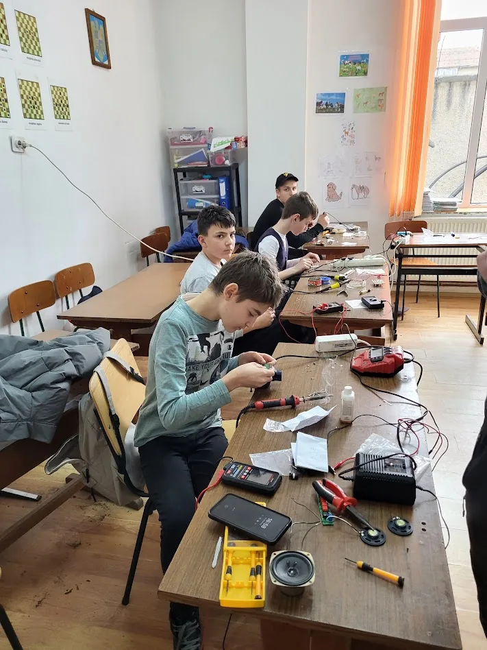Copii participând la Electronică / Tehnologii