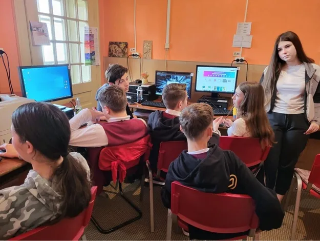 Copii participând la Jocuri logice / Informatică