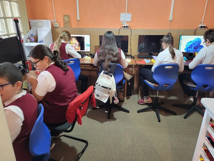 Copii participând la Jocuri logice / Informatică