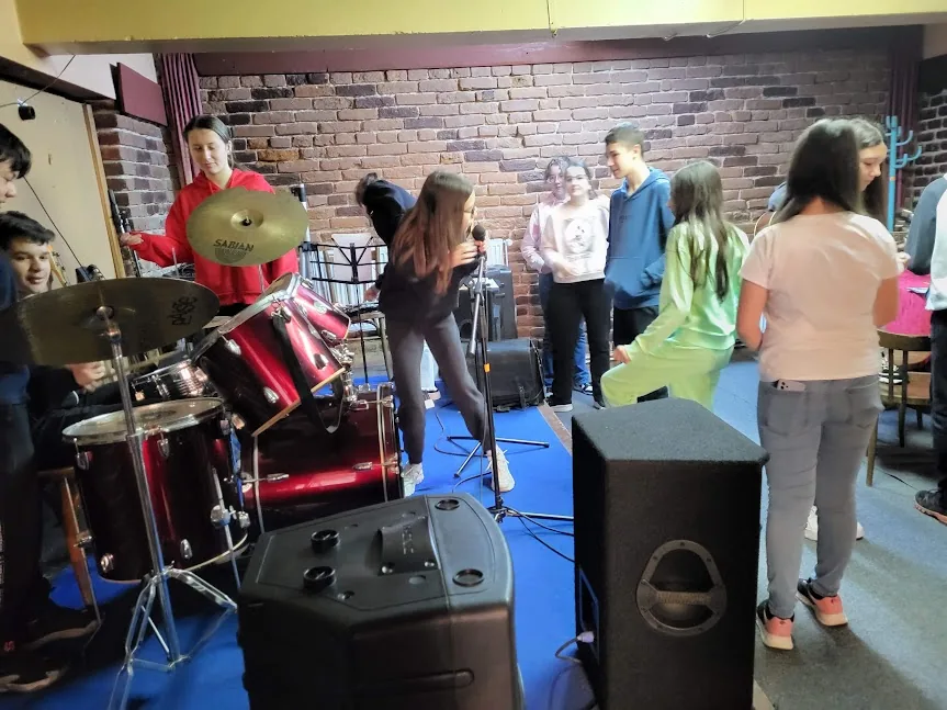 Copii participând la Muzică