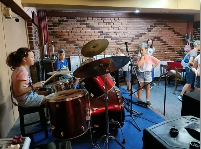 Copii participând la Muzică