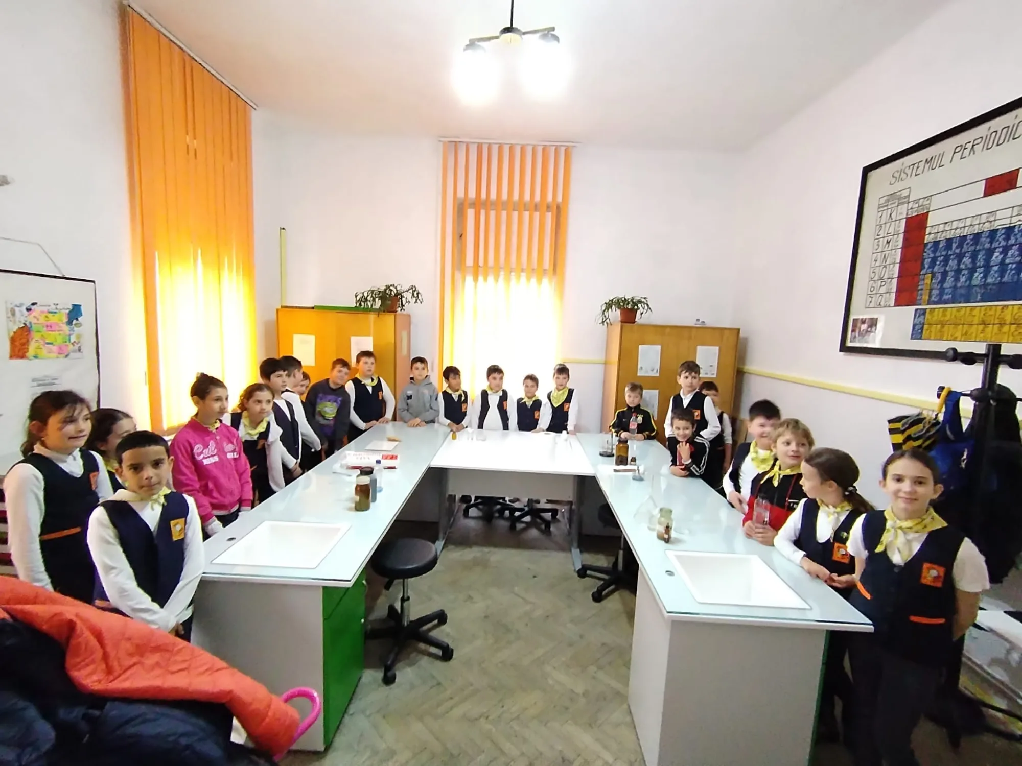 Copii participând la Chimie experimentală