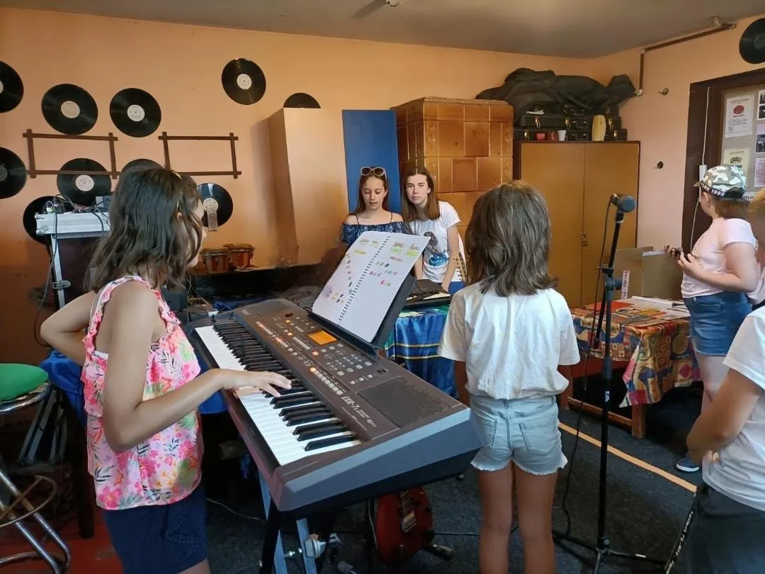 Copii participând la Muzică